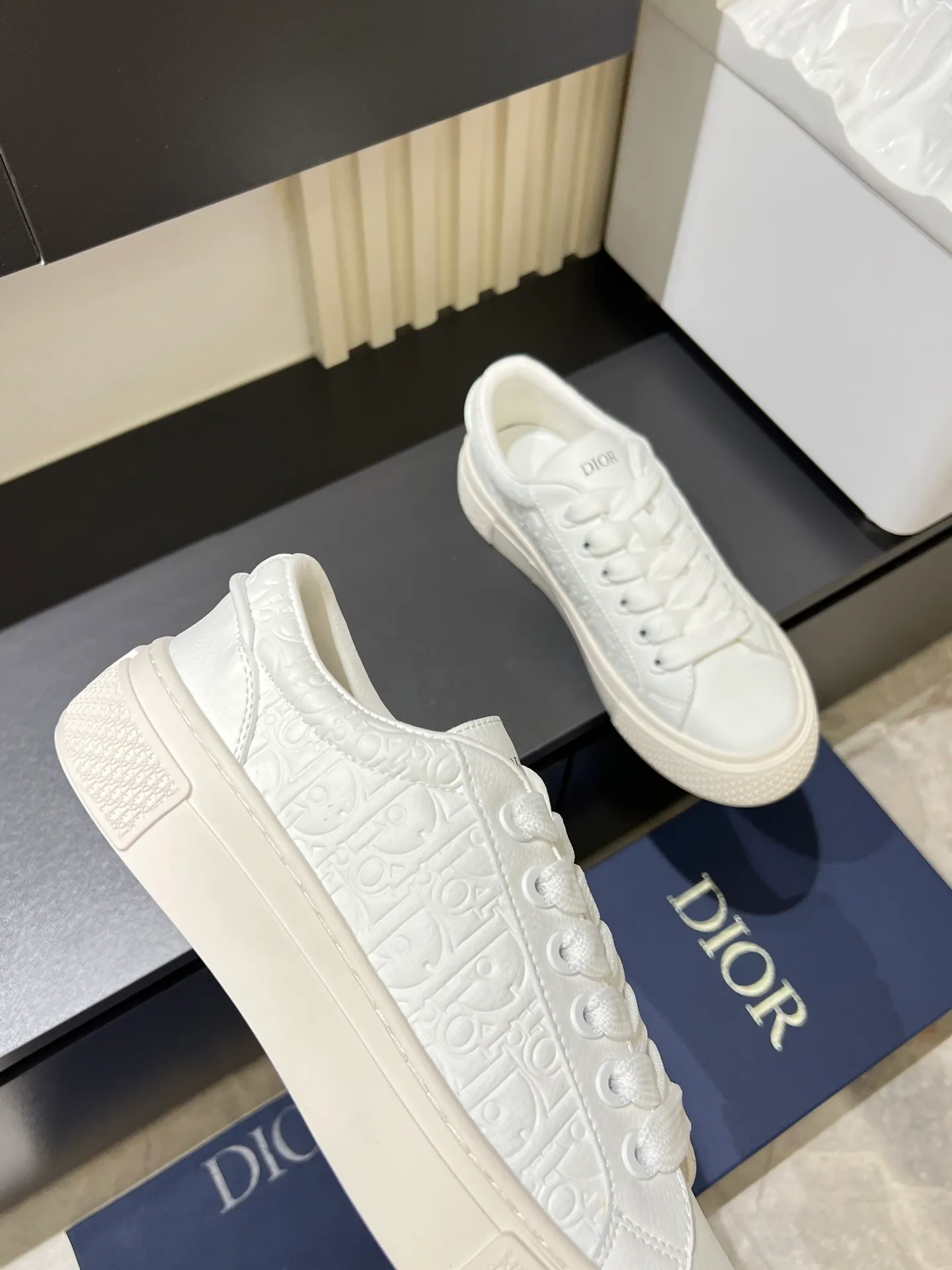 p440 DIOR* Dior B33 sneakers, brown and cream-white jacquard fabric with brown high mercerized suede upper, new for fall 2025, reinterpretation of classic tennis shoes, with a stylish silhouette that highlights a thick feel. Crafted from brown and cream-white jacquard with Oblique print and suede panels, it features a distinctive padded tongue embossed with the Dior signature, wide blue mohair laces and brass eyelets with a matte brown finish. The cream-white Dior Oblique patterned rubber sole, enhanced by the contrasting Dior 30 Avenue Montaigne signature on the rear, adds a stylish edge to casual looks. Men's model 38-44 (45 is custom-made and cannot be returned or exchanged)